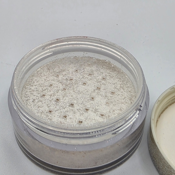 Anastasia Beverly Hills Snowflake Loose Highlighter - Picture 5 of 6